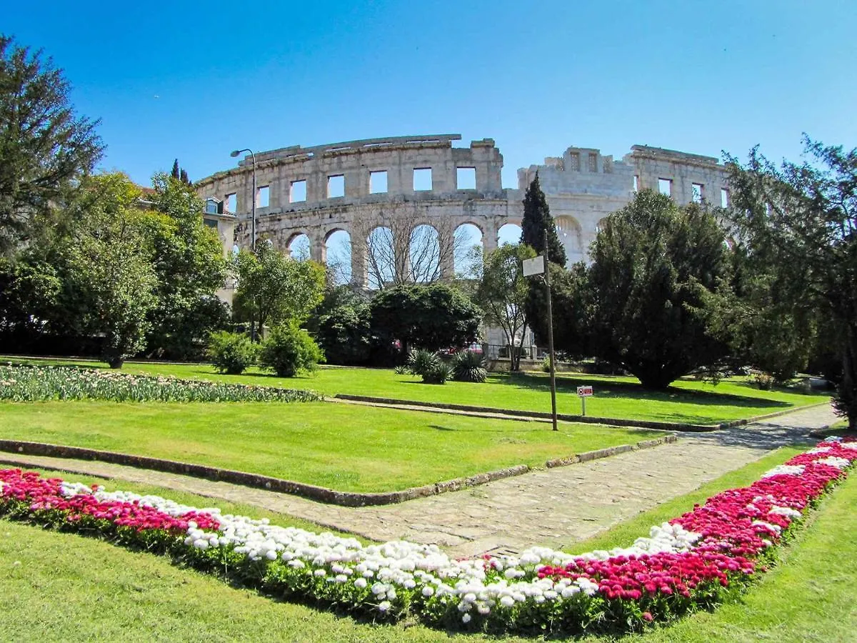 Apartment In Pula With Two-Bedrooms 7 Pjescana Uvala 0*,  Croácia